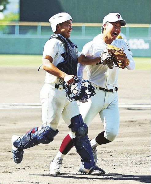 田辺―智弁和歌山　１回、ピンチの場面を無失点で抑え、笑顔を見せる寺西邦右投手（右）と前田海翔捕手＝２７日、和歌山県和歌山市の紀三井寺球場で