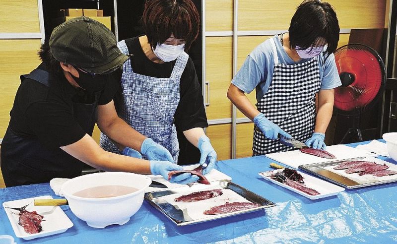 カツオのさばき方を習う受講生（和歌山県田辺市稲成町で）