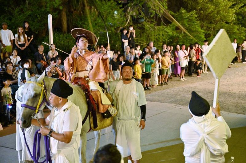 流鏑馬式で馬上から矢を放ち、的に命中させた「乗り子」（２５日、和歌山県田辺市東陽で）