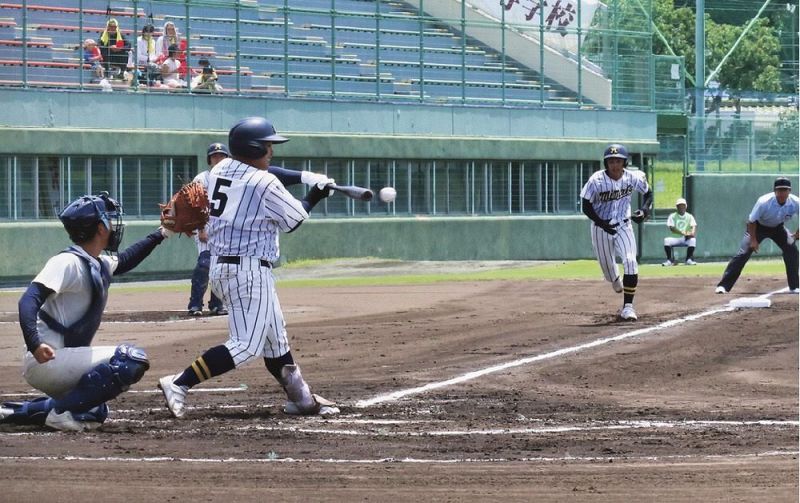 和歌山高専－南部　南部は１回２死満塁で檜皮が適時打を放って２点を奪う（１７日、和歌山市の紀三井寺球場で）