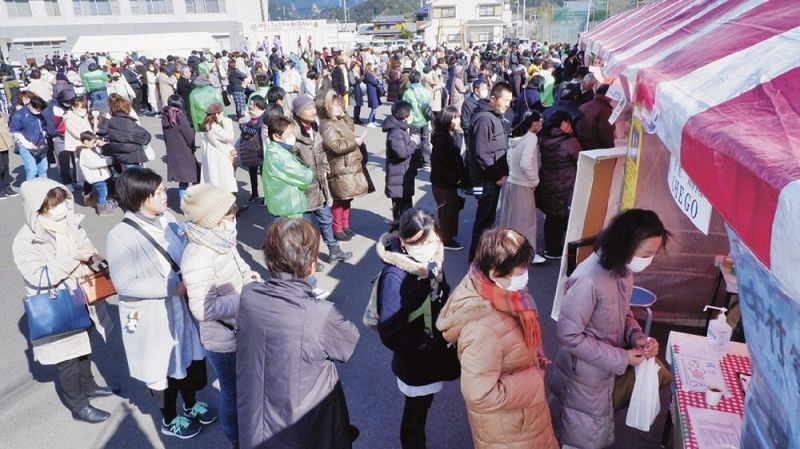 ２０２０年のＵＭＥ―１フェスタで行列ができたグルメ甲子園（和歌山県みなべ町東本庄で）