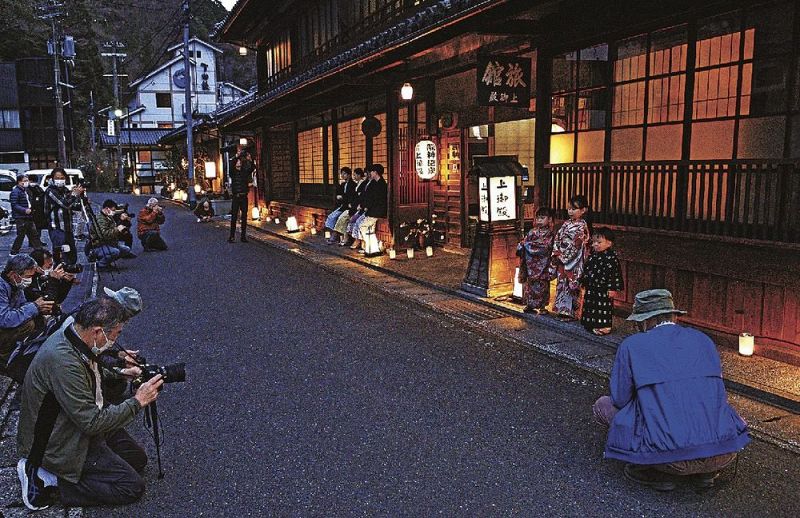 灯籠が並ぶ龍神温泉街で写真を撮影する参加者（和歌山県田辺市龍神村龍神で）