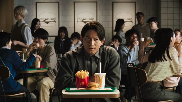 ダブルチーズバーガー 「 はじめのダブチ 」篇に出演する岡田准一