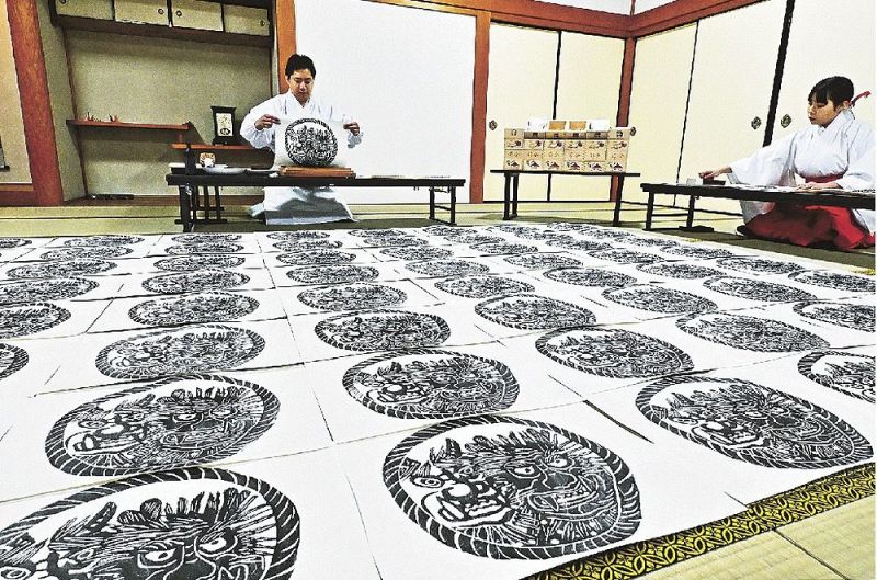 節分に向けて鬼面札を刷る熊野那智大社の神職ら（１４日、和歌山県那智勝浦町で）