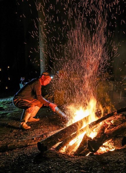 境内で営まれた火焚き祭り（６日、和歌山県古座川町宇津木で）