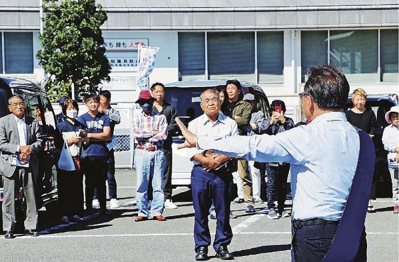 候補者の街頭演説に耳を傾ける聴衆（２０日、和歌山県上富田町朝来で）