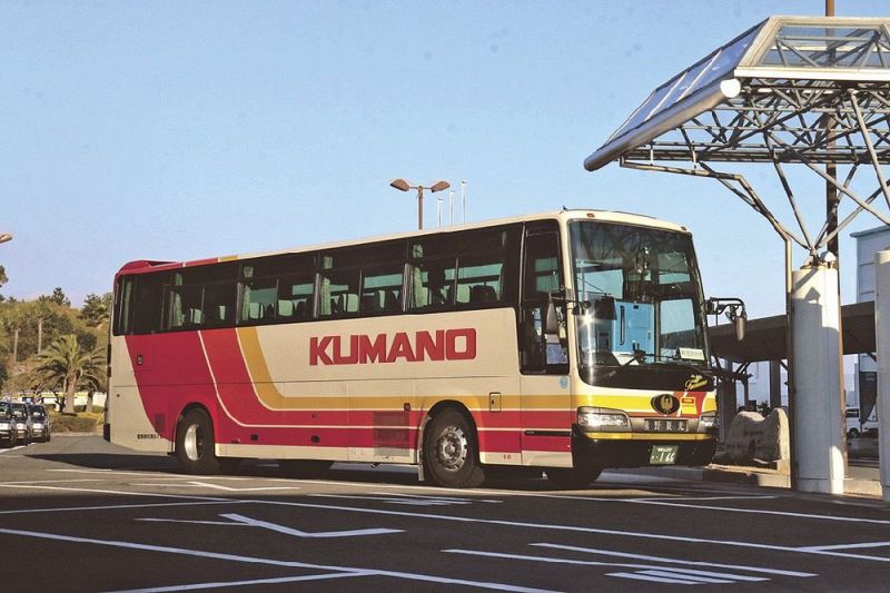 南紀白浜空港と新宮・東牟婁を結ぶリムジンバス（和歌山県白浜町で）