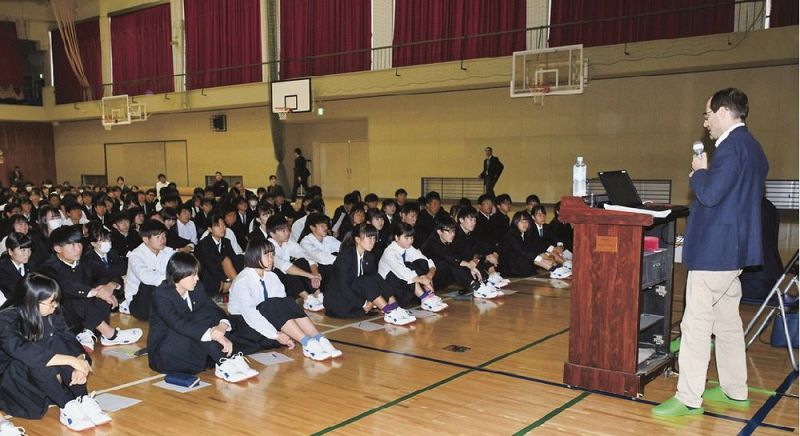 アントニオ・カサードさんから話を聞く１、２年生（田辺市学園で）