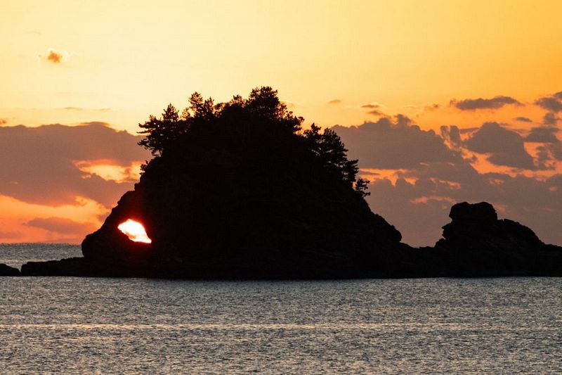 島の目の部分に朝日が入り、「金目鯛」となった鯛島（和歌山県串本町西向から撮影）