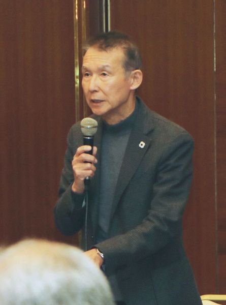 県自治会連合会と県との県政懇談会であいさつする岸本周平知事（６日、和歌山市で）