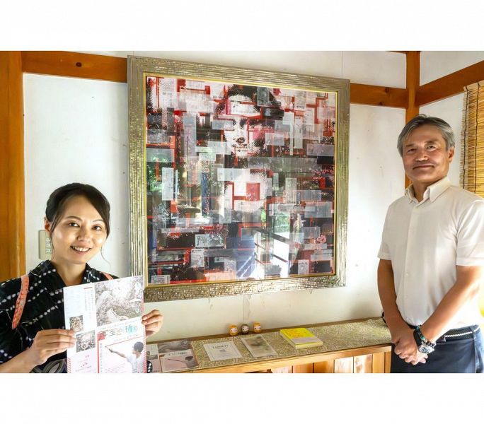 滝尻茶屋むすひの店内に展示されている現代美術家ＶＩＫＩさんの作品と、催しの実行委員長を務める鈴木博文さん（右）ら＝和歌山県田辺市中辺路町で