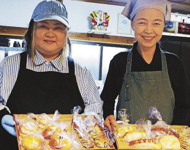 ２０種類ほどのパンを前にする坂井由加さん（左）と芝本明美さん＝和歌山県串本町二色で