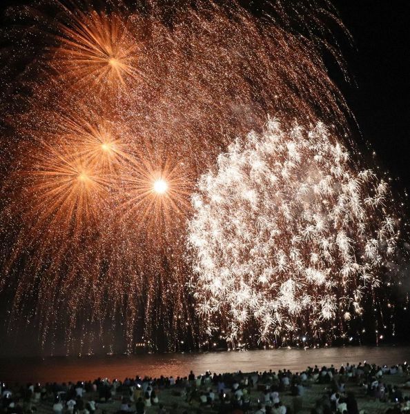 白良浜の夜空を彩る花火（10日、和歌山県白浜町で）