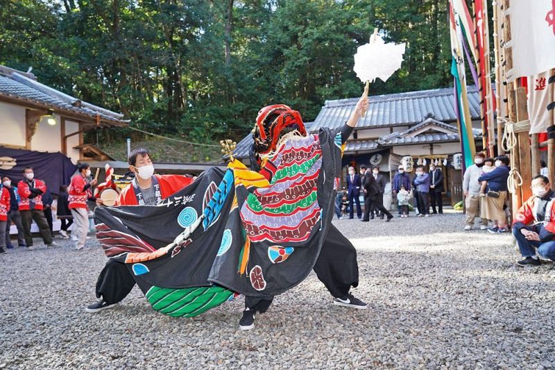 本殿小宮前であった各区の獅子舞奉納（９日、和歌山県田辺市稲成町で）