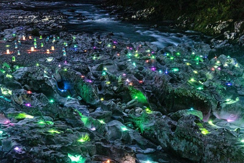 七色に彩られた滝の拝（和歌山県古座川町小川で）