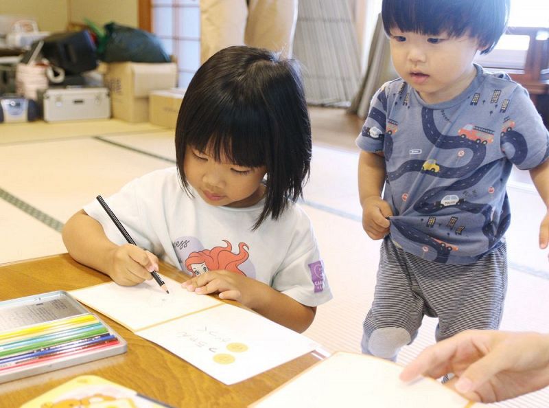 オリジナルの絵本を作る子ども（和歌山県串本町潮岬で）