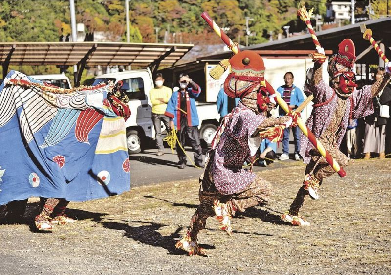 荒嶋神社の秋祭りでは、王仁と和仁による獅子とのユーモラスな掛け合いが披露された＝３日、和歌山県田辺市龍神村甲斐ノ川で