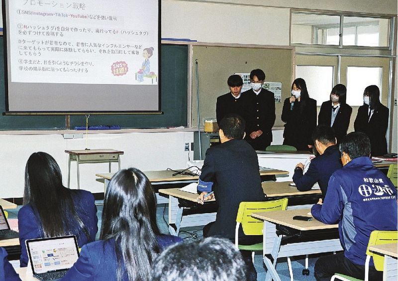 田辺の魅力を生かした観光プランを発表する神島高校の３年生（１４日、和歌山県田辺市文里２丁目で）