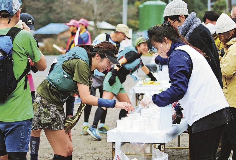 小休憩エリアでドリンクなどを取る参加者（みなべ町の清川球場で）