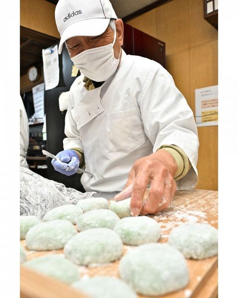 よもぎ餅作りに励む下村静夫さん（和歌山県古座川町佐田で）