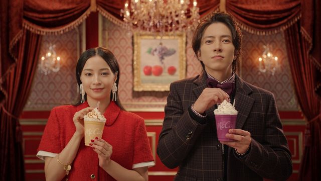 マックカフェ新CM「フラッペしちゃった（ハート）りんご＆巨峰」篇より