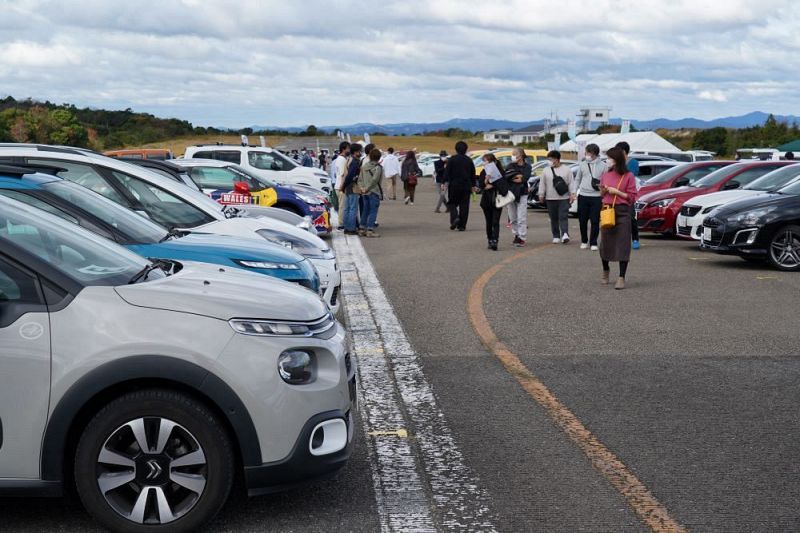 昨秋のイベントで、南紀白浜空港旧滑走路に並んだイタリア車やフランス車（２０２２年１１月、和歌山県白浜町）