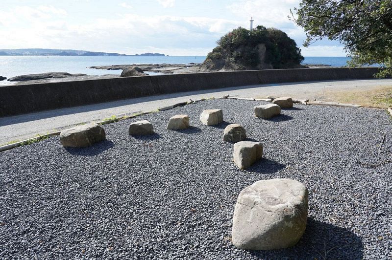 天神崎の自然を大切にする会が設置した、座って景色も楽しむことができる石（和歌山県田辺市天神崎で）