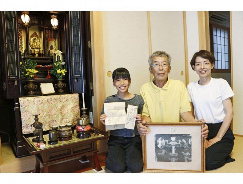 戦死した堀重晴さんの手紙、写真を手にする堀重孝さん（中央）と長女の原﨑容子さん（右）、孫の彩來さん＝和歌山県上富田町市ノ瀬で