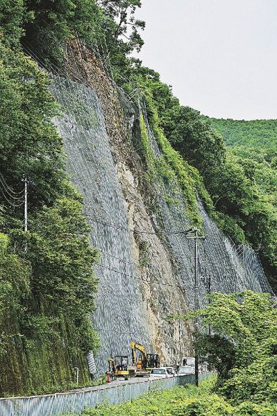 通行止めが続いている国道１６８号（１５日、和歌山県田辺市本宮町で）