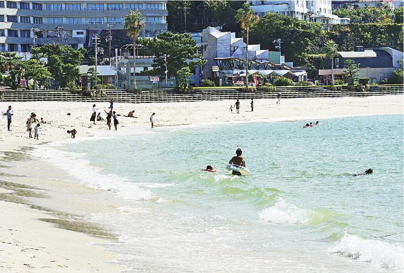 南紀白浜の最高気温が３０度近くまで上がった９月２９日、白良浜では海水浴を楽しむ人の姿もあった（和歌山県白浜町で）