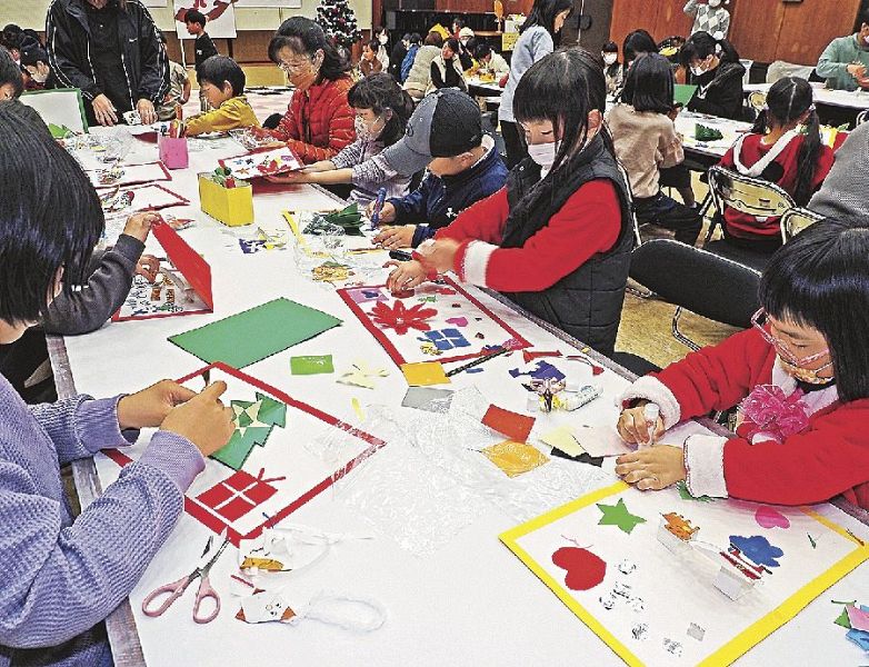 色とりどりの紙を使ってクリスマスカードを飾る子どもたち（古座川町高池で）