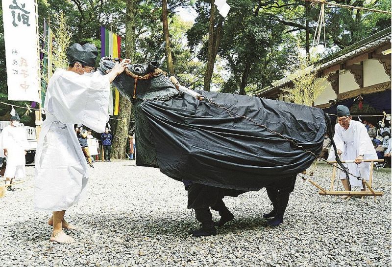 張り子の牛や白装束の総代が田植えの様子を演じ、見物人を楽しませた「御田植神事」（５日、和歌山県田辺市稲成町で）