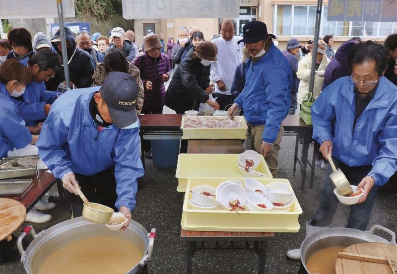 来場者にイセエビ汁１００食を振る舞った（15日、和歌山県串本町樫野で）