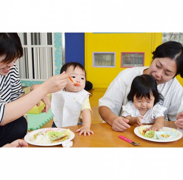 ポリ袋で炊いたご飯など、災害時に備えて工夫して調理した料理を食べる子どもたち（和歌山県みなべ町東本庄で）