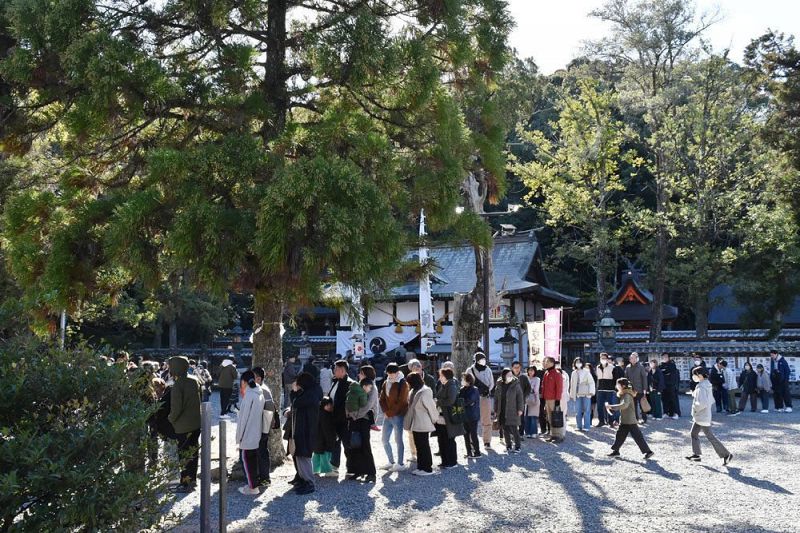 参拝者の長い列ができた闘雞神社（１日、和歌山県田辺市東陽で）