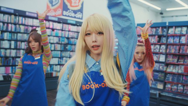 ブックオフCM「バイトのあのちゃん」シリーズ「トクトクブチアゲ祭」篇に出演するあの