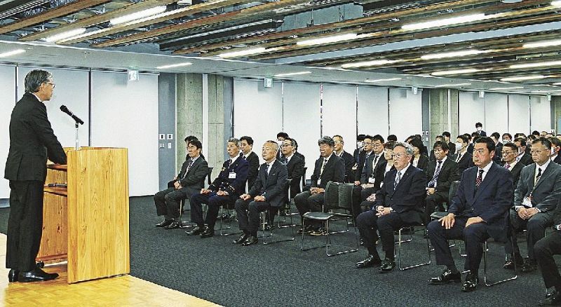 仕事始め式で職員に語りかける真砂充敏市長（６日、和歌山県の田辺市役所で）