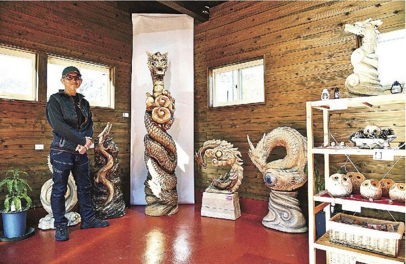 建物内では２０日まで、「辰展」として城所ケイジさん（左）の作品を展示している（和歌山県田辺市龍神村柳瀬で）