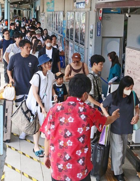 大阪方面から来た特急電車を降りて改札へ向かう人たち（１１日、和歌山県白浜町堅田のＪＲ白浜駅で）