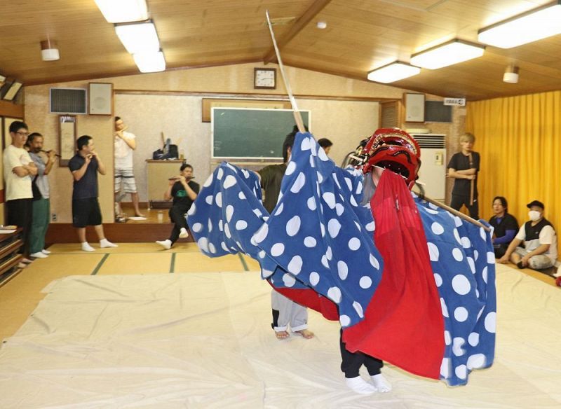 例祭に向けて獅子舞を稽古する氏子ら（和歌山県白浜町で）