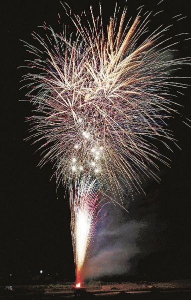 富田川沿いで打ち上がった花火（和歌山県上富田町生馬で）