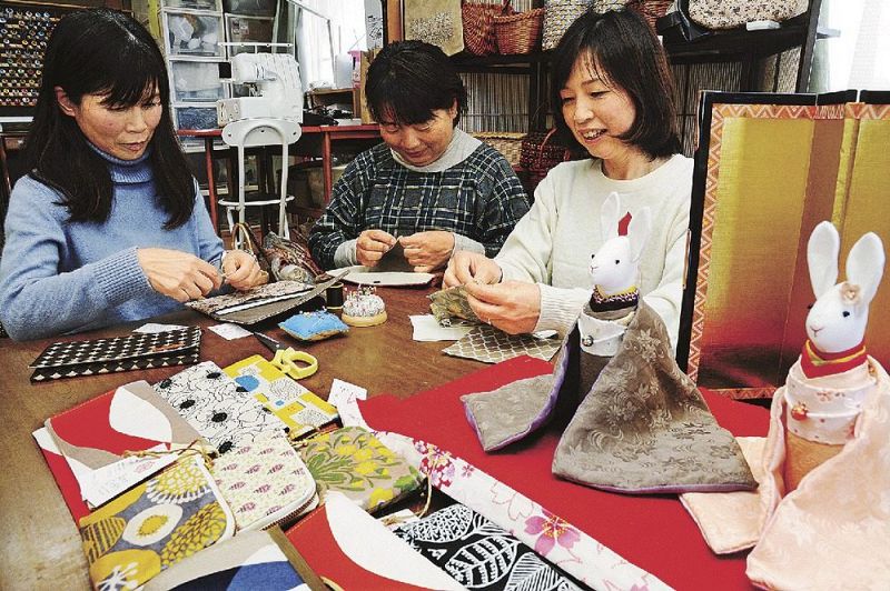 役割分担してかばんを手作りする農家女性（和歌山県みなべ町筋で）