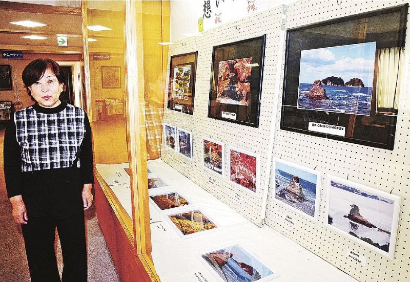 ロビーに展示された風景写真と撮影者の田ノ岡早苗さん（１５日、みなべ町芝で）