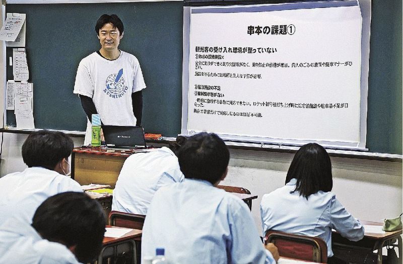 地域の観光課題について解説する南紀串本観光協会の木下大己さん（和歌山県串本町串本で）