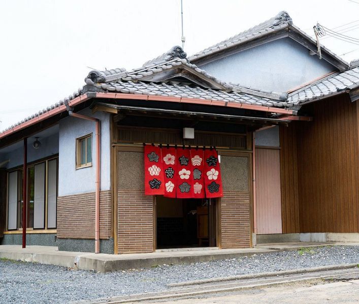 梅の花をモチーフにした型染ののれんが目印