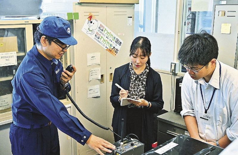 東牟婁振興局の訓練で、防災担当以外の職員にも防災関連設備について説明する職員（５日、新宮市で）