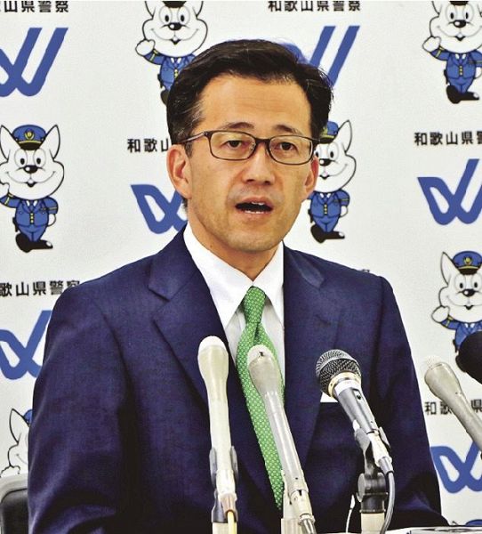 就任会見する県警の親家和仁本部長（２６日、和歌山県警本部で）