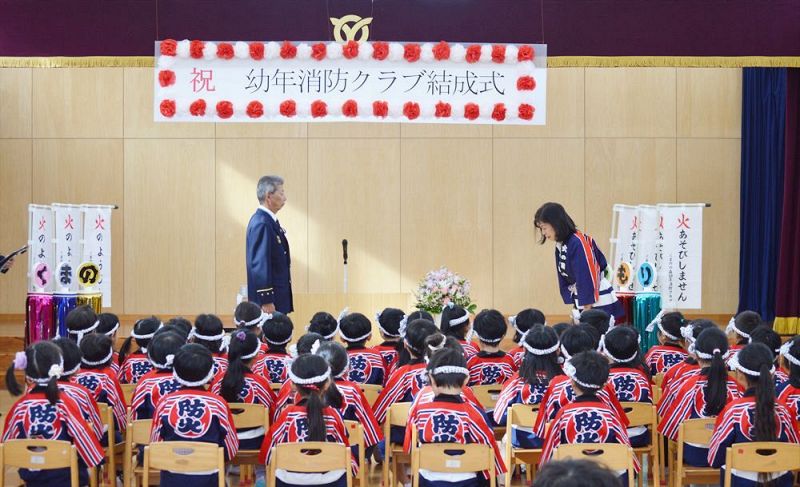 記念品贈呈などがあった「くまのの森こども園」の幼年消防クラブ結成式（和歌山県上富田町朝来で）