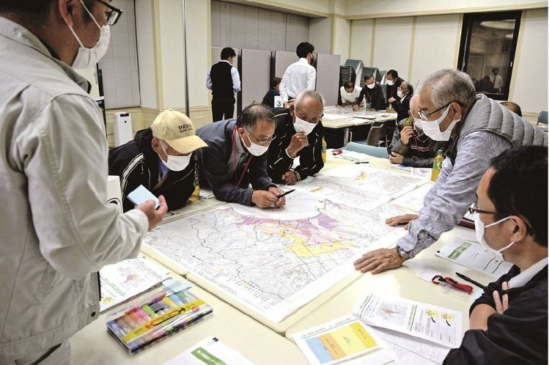 被災後のまちづくりについて考える住民（１０日、和歌山県みなべ町芝で）