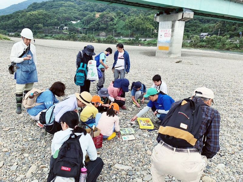 河原にある石を観察する野外イベント